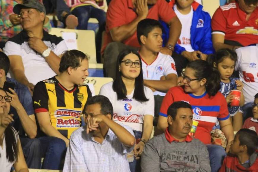 Miles de aficionados llenaron el estadio Nacional.