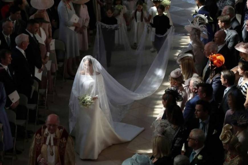 6. Su procesión nupcial. <br/><br/>Markle comenzó su caminata por el pasillo en la Capilla de San Jorge sola y más adelante se unió a su suegro, el Príncipe Carlos, quien terminó de encaminarla hasta el altar.<br/><br/>Mientras Markle recorría la iglesia, parecía completamente segura de ir sola. Muchos han visto en este paseo en solitario un alegato feminista. Y sí: se demuestra que no hay que respetar a rajatabla todas las tradiciones, ni siquiera en la familia real británica.<br/><br/>