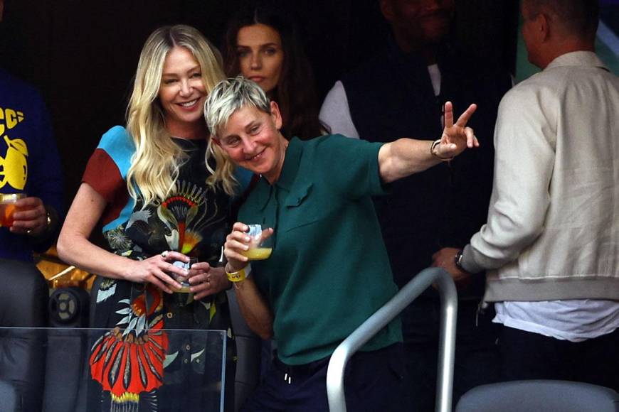 Ellen DeGeneres - La actriz y presentadora de televisión estadounidense llegó al Super Bowl LVI con su esposa Portia de Rossi, también actriz y modelo.