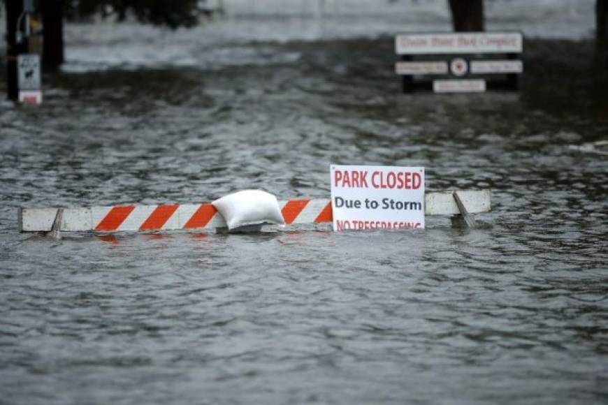 Florence, que llegó a arrastrar vientos máximos sostenidos de 220 kilómetros por hora como huracán de categoría 4, bajó a categoría 2 en la escala de intensidad de Saffir-Simpson, de un máximo de 5, y siguió debilitándose ligeramente.