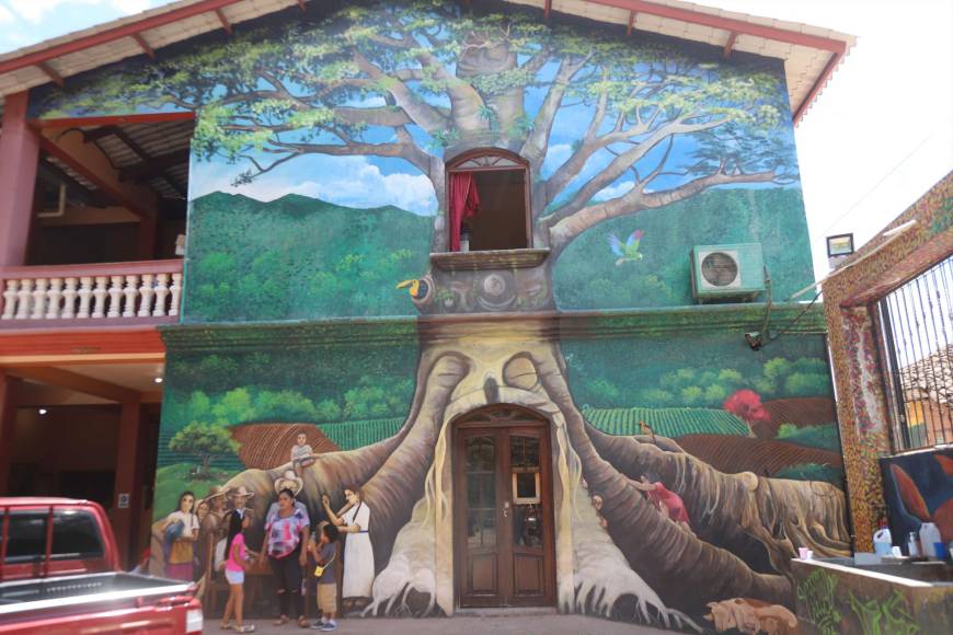 En la Municipalidad de la Arada está uno de los murales más imprecionantes y es un árbol que simula la flora que hay en Santa Bárbara.