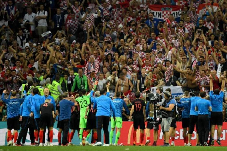 Los jugadores de Croacia celebraron con su afición en el estadio Luzhniki de Moscú.