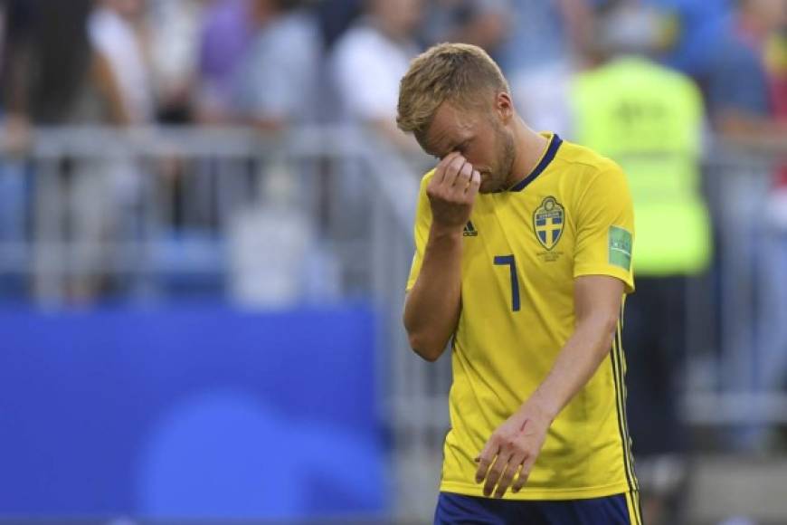 Sebastian Larsson no pudo contenerse y lloró tras el final del juego.