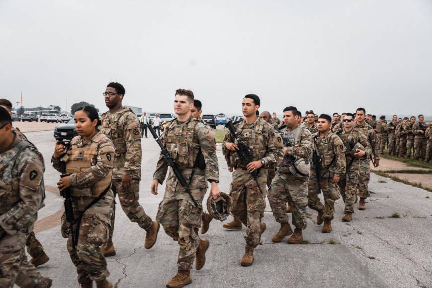 El despliegue de “militares de élite” se suma al envío de 1,500 soldados que anunció la Casa Blanca la semana pasada ante la llegada masiva de inmigrantes en los últimos días a Texas.