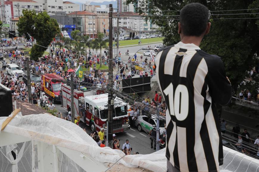 <b>Pelé</b> ya es eterno: sus restos mortales fueron sepultados este martes en la ciudad brasileña de Santos, tras una procesión en la que miles dieron su último adiós al “rey” del fútbol.