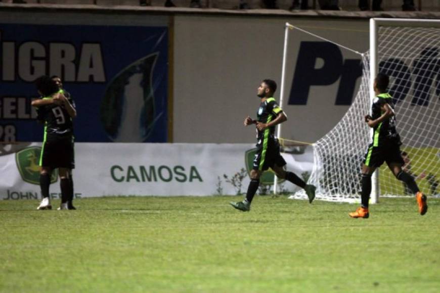 Gerson Rodas es felicitado tras marcar el gol del empate del Platense contra el Juticalpa.