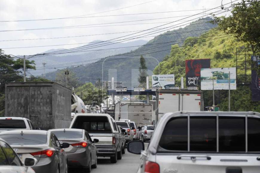 Caos vial en el bulevar del sur de San Pedro Sula por deslizamiento en carretera a occidente (Fotos)