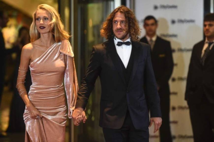 El legendario defensor Puyol al lado de su amada esposa. FOTO AFP.