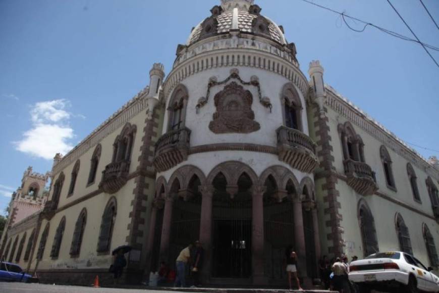 La antigua casa presidencial de Honduras es de tipo siglo XIXX con elementos decorativos de arquitectura francesa de la misma época.