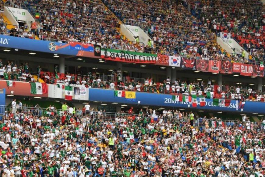 Se estima que de los 44 mil aficionados que llegaron al estadio, unos 40 mil eran mexicanos.
