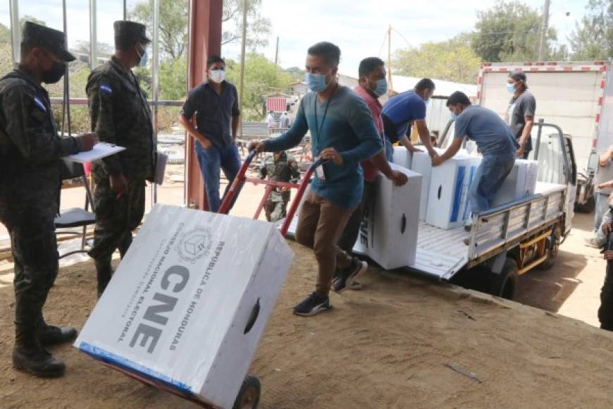 Hondureños reciben las maletas electorales en Tegucigalpa. Estas podrían continuar arribando hasta el viernes en totalidad.
