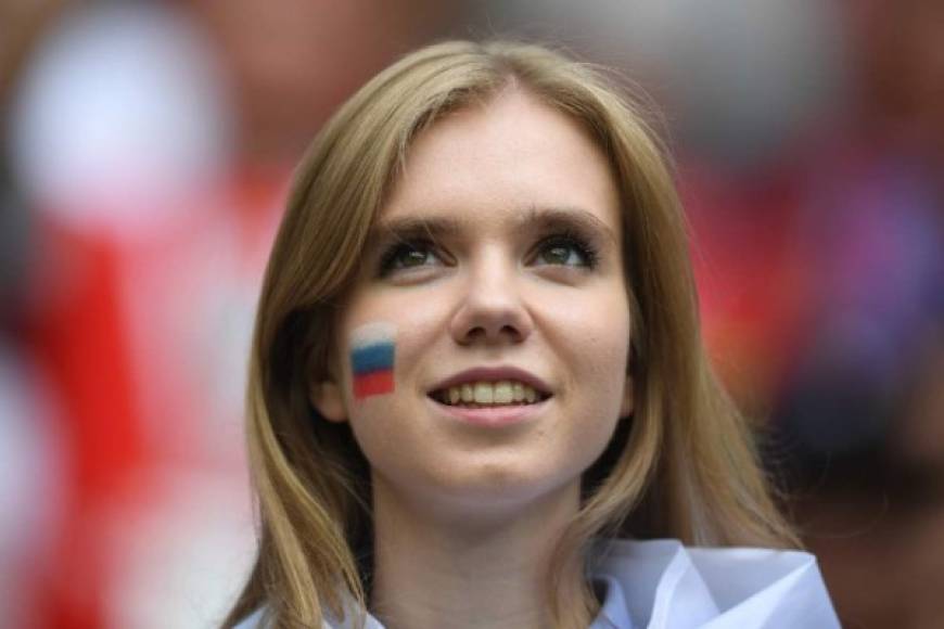 Las rusas invadieron el estadio para ver la participación de su selección, quien dio la sorpresa al vencer a Arabia Saudita.