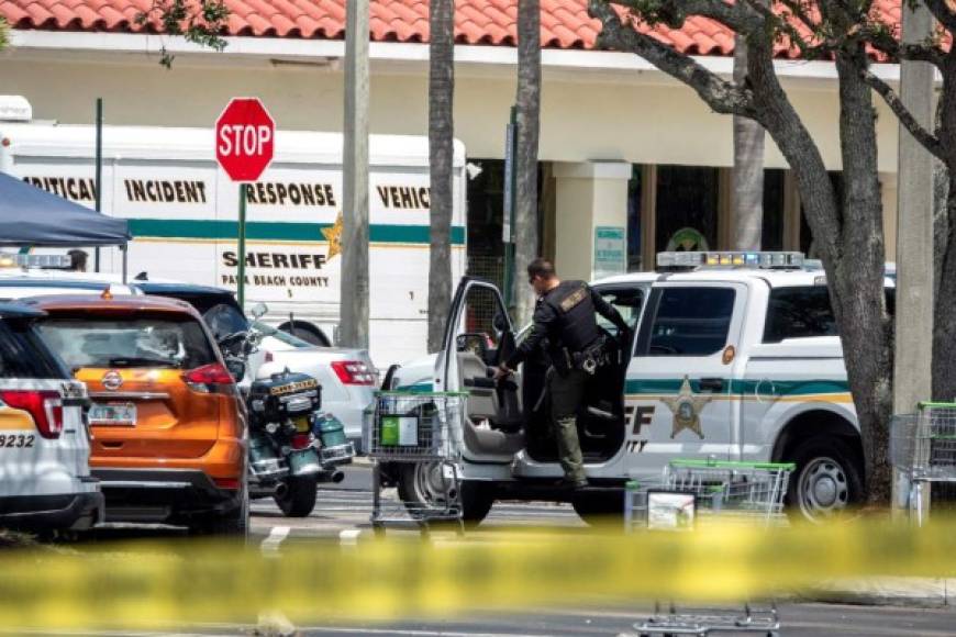 Dos adultos y un niño murieron este jueves cuando un atacante abrió fuego en un supermercado en el sur de Florida. Fotos: AFP/EFE