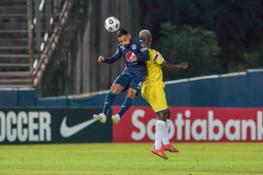 Omar Elvir le gana el balón al delantero Jamel González.