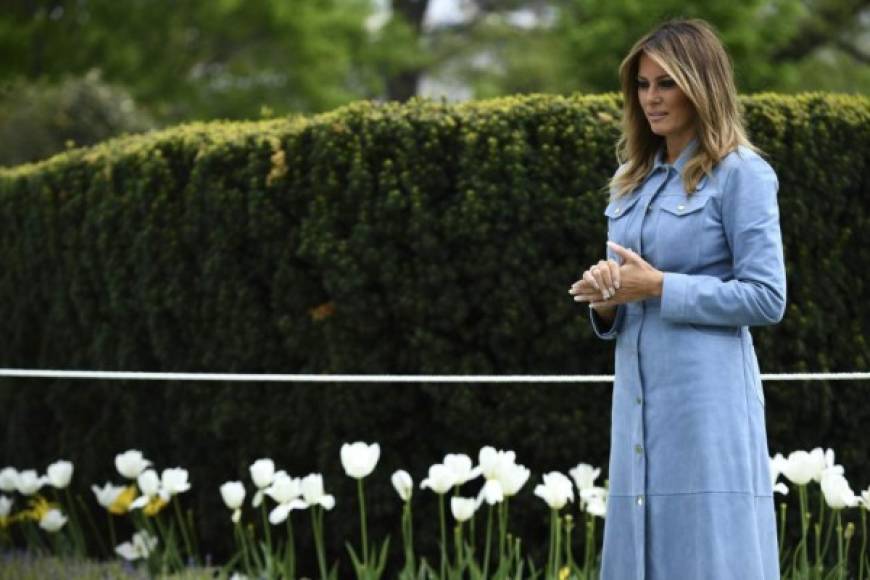 Melania Trump lució un vestido en color azul claro y zapatos bajos en lugar de sus exclusivos tacones.<br/>