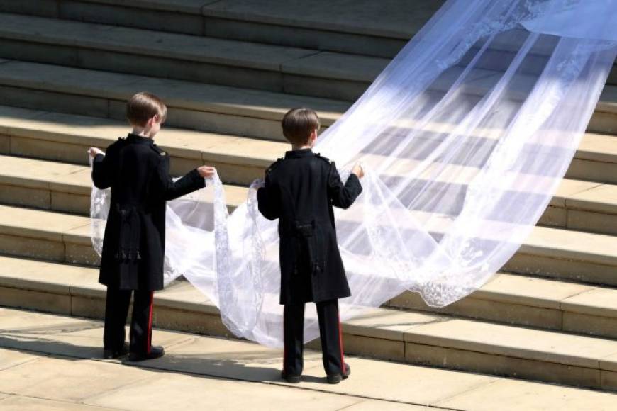 Meghan llegó acompañada por dos pajes que sostenían su velo mientras subía los escalones de la capilla sola y entraba sola en la capilla, para comenzar a caminar por el altar, antes de encontrarse con el Príncipe de Gales.