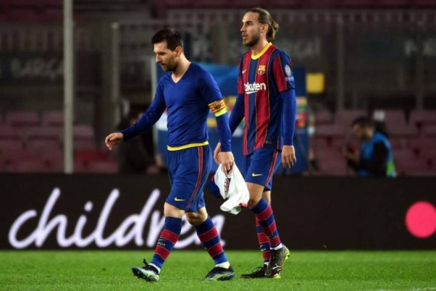 La tristeza de Messi, caminando cabizbajo al vestuario.