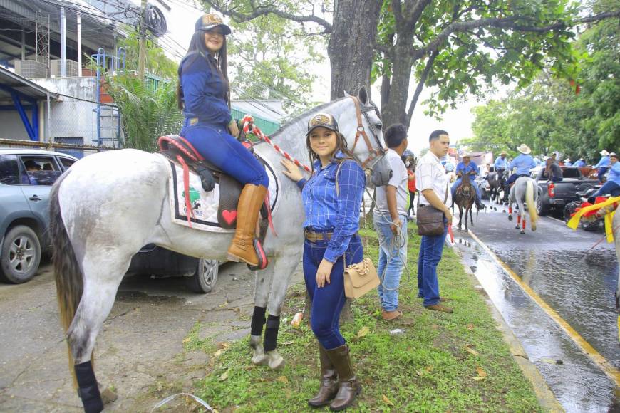 Las chicas posaron para la cámara de Diario La Prensa.Dariela Iveth Romero (camisa cuadriculada) y Cinthia Cortés, originarias de Cucuyagua, Copán.