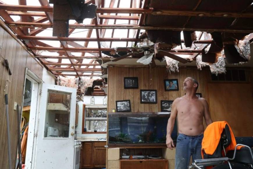Un residente de Rockport examina los daños que el huracán provocó en su casa.