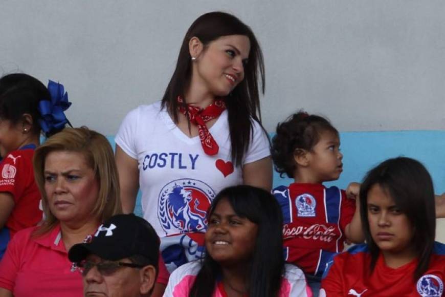 Karen Torres, esposa de Carlo Costly, llegó al estadio Nacional de Tegucigalpa.