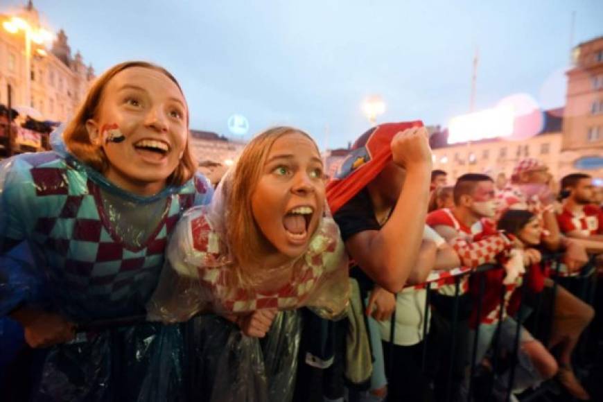 Estas niñas gritaron con todo su corazón el triunfo de Croacia sobre Inglaterra.