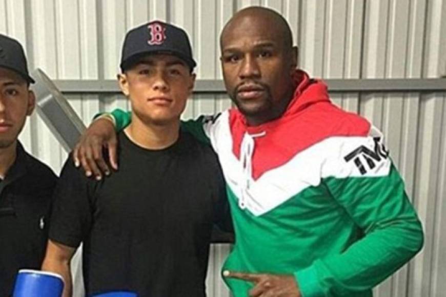 Mayweather fichó a Danny González tras su récord como aficionado de 96-13. Como profesional el joven sólo disputó tres combates y tenía aparcado el boxeo desde 2017, aunque recientemente había anunciado su vuelta a los cuadriláteros.