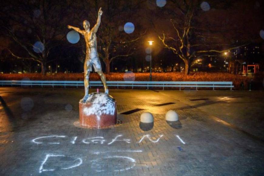 Además, en el suelo apareció una pintada racista en referencia a los orígenes bosnios del futbolista. “Cigani (Gitanos)”, se leía. En la base del monumento, dejaron una pancarta en que sugerían que la estatua fuese trasladada a Söder, el barrio del Hammarby en el capital.