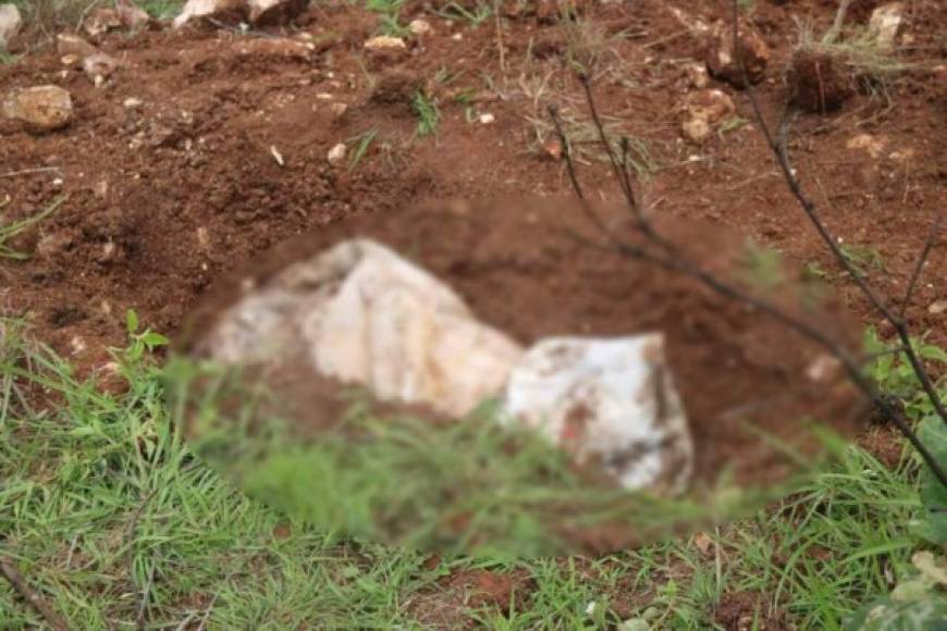 La Policía Nacional de Honduras informó este jueves que se logró localizar un cementerio clandestino en Comayagüela, ciudad gemela de Tegucigalpa, capital de Honduras, en el cual hay al menos 10 cuerpos enterrados. 'Luego de varios días de investigaciones, la Dirección Policial de Investigaciones (DPI) encuentra cementerio clandestino en Aldea El Lolo', informó la Policía Nacional en su cuenta de Twitter.