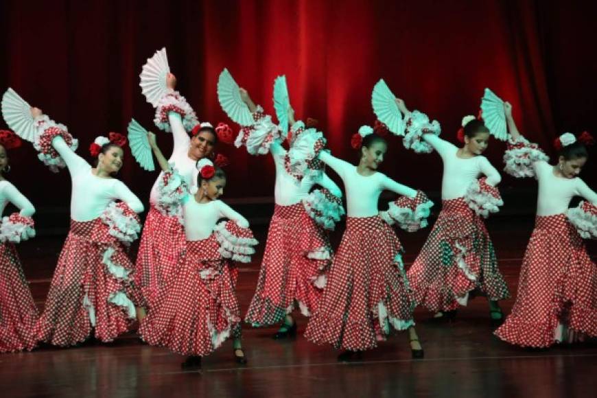 Flamencas de diferentes grados fascinaron con sus movimientos.