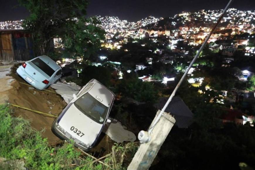 "La alcaldesa de Acapulco, Adela Román, anunció que se habían producido crisis nerviosas entre la población y 'derrumbes no graves en la zona costera y muchas fugas de gas, pero sin víctimas que lamentar'."