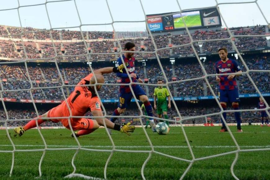 ¡Qué baile! Messi conduciendo el balón y humillando al portero serbio Marko Dmitrović del Eibar para su cuarto gol del partido.