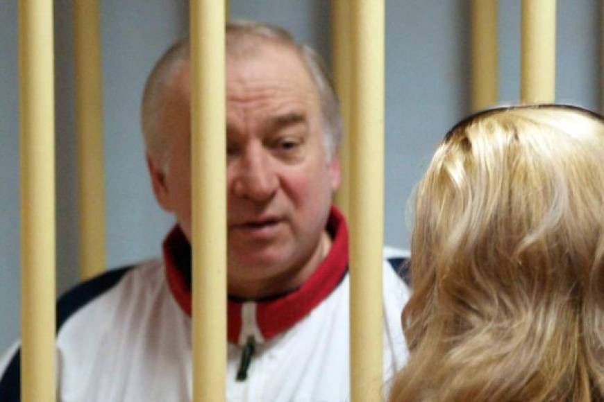 El caso Skripal pone a Rusia bajo la lupa. El 4 de marzo, el exagente doble ruso Serguéi Skripal y su hija Yulia son hallados inconscientes en la ciudad inglesa de Salisbury, envenenados con un agente nervioso, el Novichok. Son hospitalizados en estado crítico varias semanas.<br/><br/>Londres acusa a los servicios de inteligencia militar rusos, el GRU, y lanza una orden de detención europea contra dos rusos sospechosos del ataque.<br/>El caso provoca una crisis diplomática entre Moscú y Occidente y desencadena una oleada de expulsiones mutuas de diplomáticos y nuevas sanciones contra Rusia. En junio, otras dos personas se contaminan con Novichok, de las que una falleció.