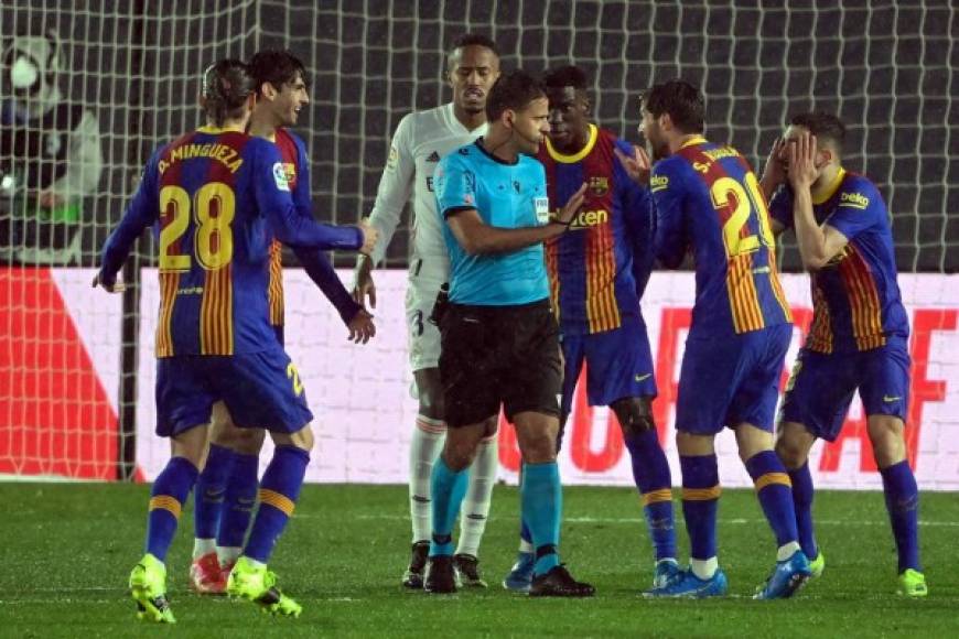 Los jugadores del Barcelona le reclamaron al árbitro Jesús Gil Manzano un posible penal de Mendy sobre Martin Braithwaite.