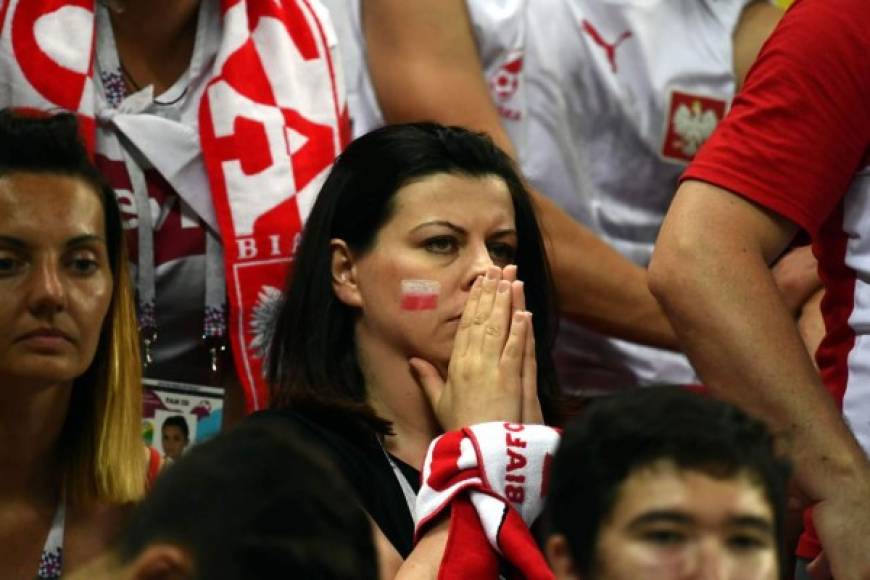 Esta aficionada polaca, triste por la derrota de su selección contra Colombia. Foto AFP