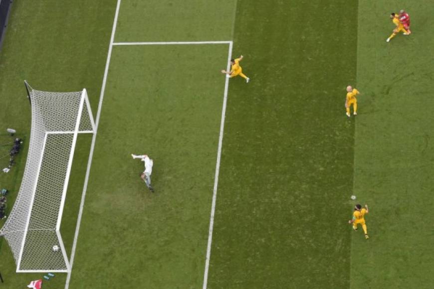 El momento del golazo de André Carrillo contra Australia. Foto AFP