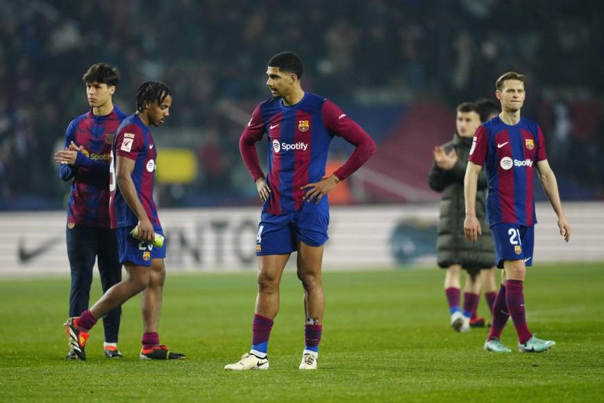 Los rostros tristes de los jugadores del Barcelona tras la derrota contra el Villarreal.