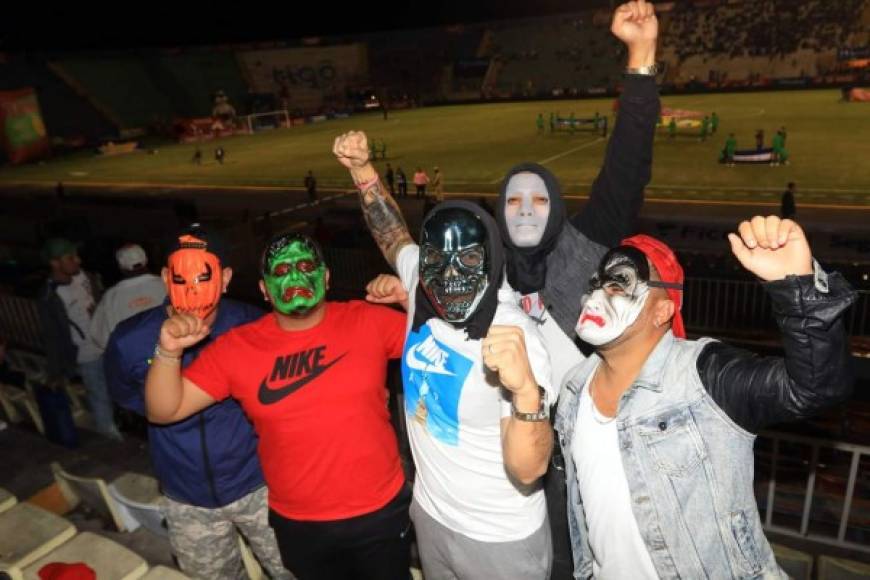 Estos hinchas llegaron al estadio con máscaras.