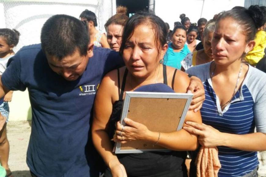 La madre del joven David Contreras estaba desconsolada y dijo que procederá contra la escuela por negligencia al enviar a menores a buscar bambú en el río Chamelecón.