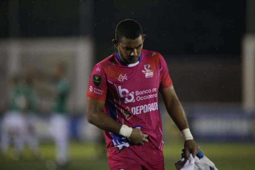 El portero José Mendoza, cabizbajo por la derrota de la UPN contra el Marathón en Choluteca.