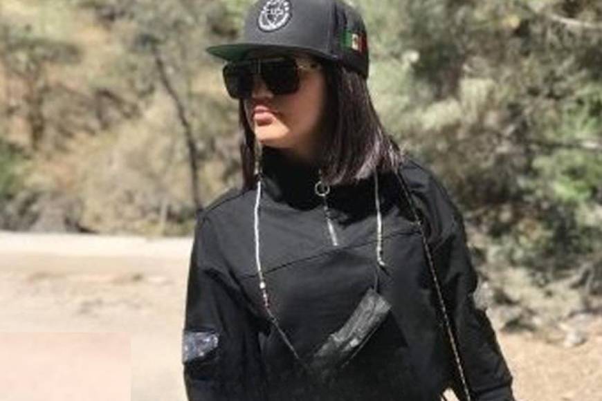 Una joven exhibe en sus cuentas de redes sociales que logró entrar a las filas de una facción del cartel de Sinaloa, lideraro por el Mayo Zambada.