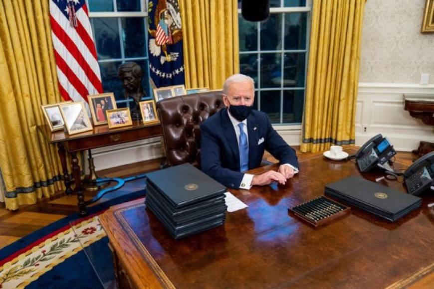 El busto de Chávez se encuentra justo detrás del 'Resolute Desk', el escritorio presidencial. Oriundo de Arizona, Chávez fue uno de los más importantes líderes latinos en defensa de los derechos civiles de los hispanos y de los trabajadores del campo, en su mayoría inmigrantes.<br/>