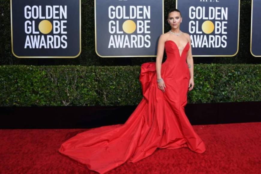 Scarlett Johansson lució sexy y elegante en un vestido rojo. El diseño habla por sí mismo.