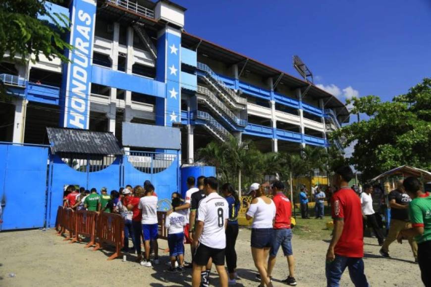 Grandes filas se hicieron para ingresar al estadio Olímpico para el partido Marathón-Olimpia.