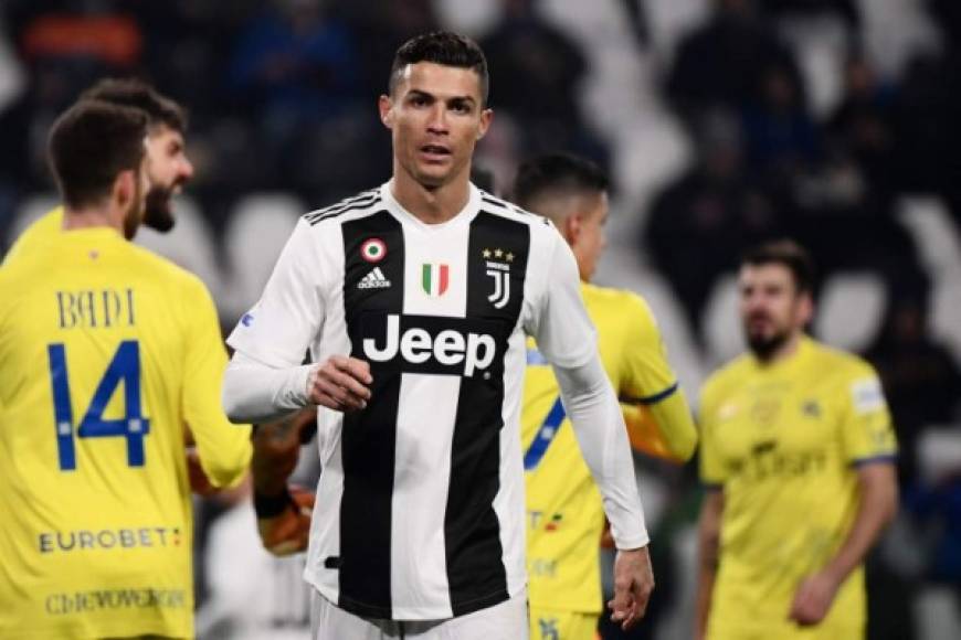 Al minuto 52 cuando ganaban 2-0, el central del juego decretó una falta penal a favor de la Juventus y CR7 tomó la pelota.