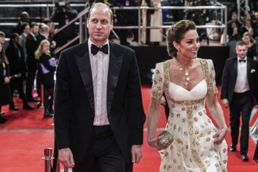 Los últimos en llegar a la gala, que se celebra en el Royal Albert Hall de Londres fueron los duques de Cambridge, que acuden cada año a la cita del cine ya que el príncipe William es presidente de los BAFTA desde 2010.