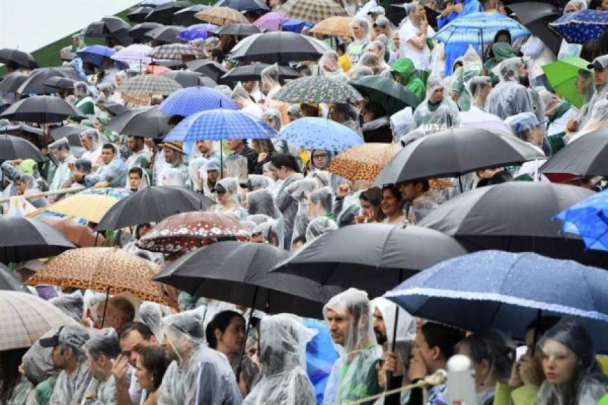 La lluvia no fue un obstáculo para que el público saliera a despedir a sus héroes.