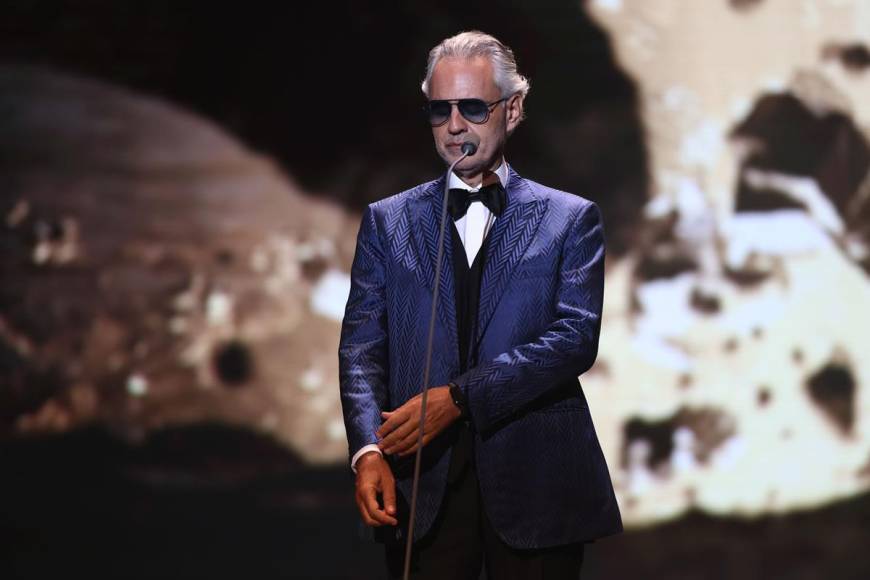 Andrea Bocelli engalanó con su presencia la ceremonia del Balón de Oro 2022. El popular cantante italiano emocionó a los presentes interpretando la canción “Nessun Dorma”.
