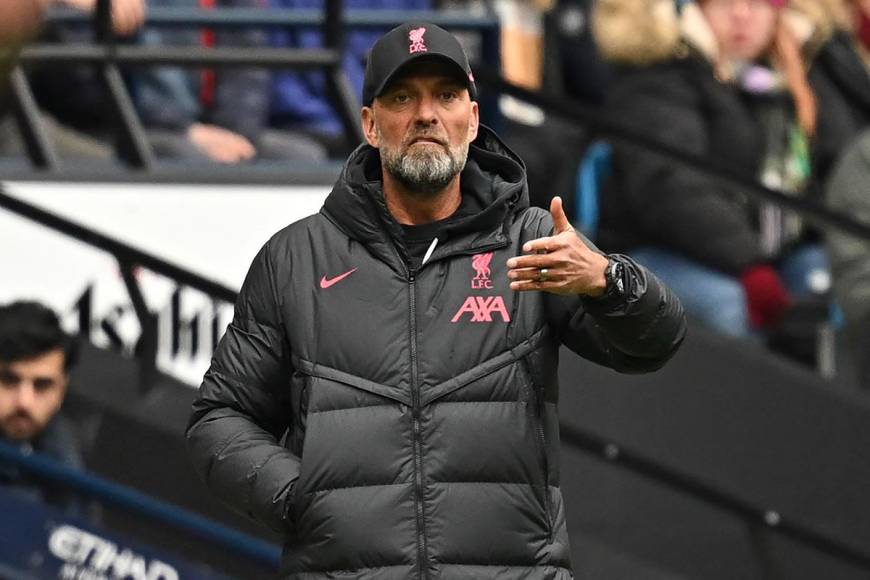 Jürgen Klopp - El entrenador del Liverpool se embolsa a la temporada 17,8 millones de euros. Ya entrando en el podio el tercer lugar se lo queda al alemán, que tras 7 años en el banquillo ha podido regresar al equipo Red a la gloria que tuvo en años pasados.