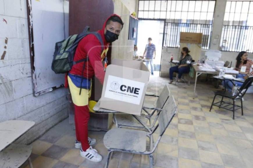 El Chapulín Colorado hondureño no se quedó en casa y ejerció su voto en el municipio de La Lima, Cortés, en la jornada electoral de elecciones primarias e internas celebradas este domingo 14 de marzo en Honduras.