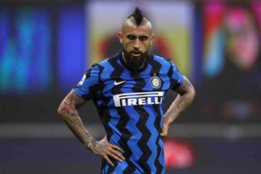 Arturo Vidal, mediocampsta chileno del Inter, será colocado en el mercado de pases como transferible, aseguran medios lombardos. El alto salario del ex Barcelona y Bayern lo ubicarían como una opción para sanear las arcas del club neroazzurro, que ya dio salida a Hakimi por el mismo motivo.